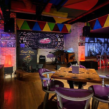 Doubletree By Hilton Doha - Al Sadd Ξενοδοχείο Εξωτερικό φωτογραφία The interior of a typical Hard Rock Cafe