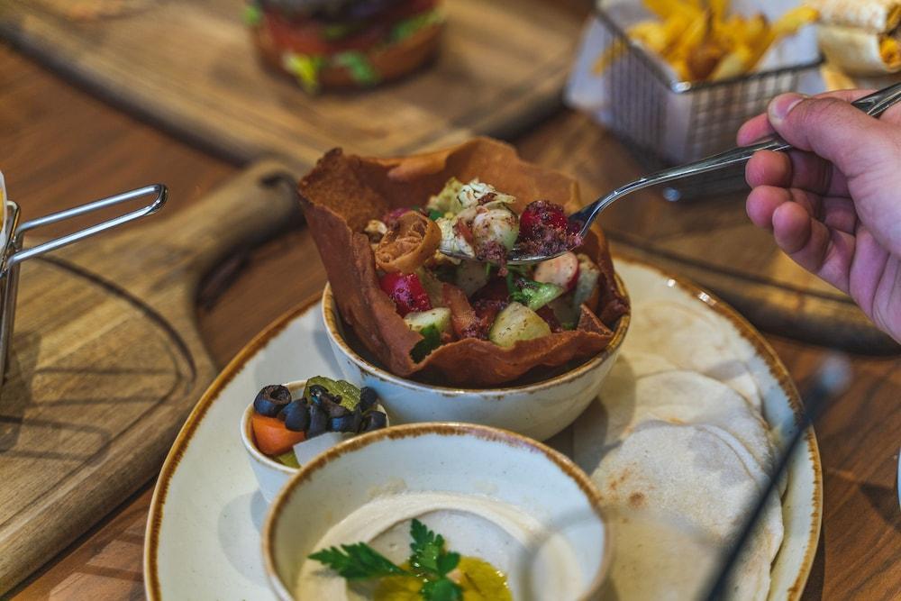 Doubletree By Hilton Doha - Al Sadd Ξενοδοχείο Εξωτερικό φωτογραφία A Greek salad served in a pita