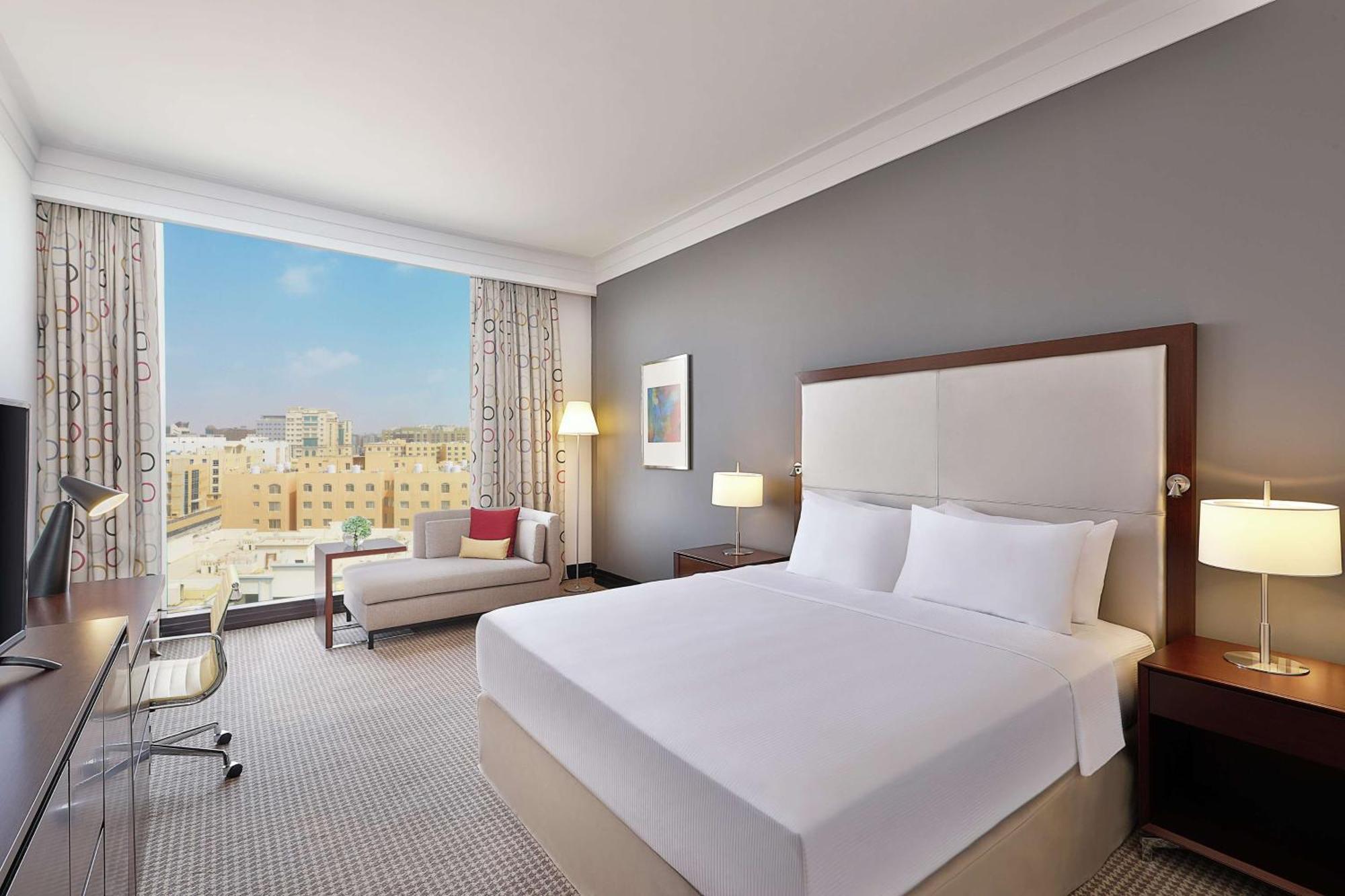Doubletree By Hilton Doha - Al Sadd Ξενοδοχείο Εξωτερικό φωτογραφία A guest room at the hotel