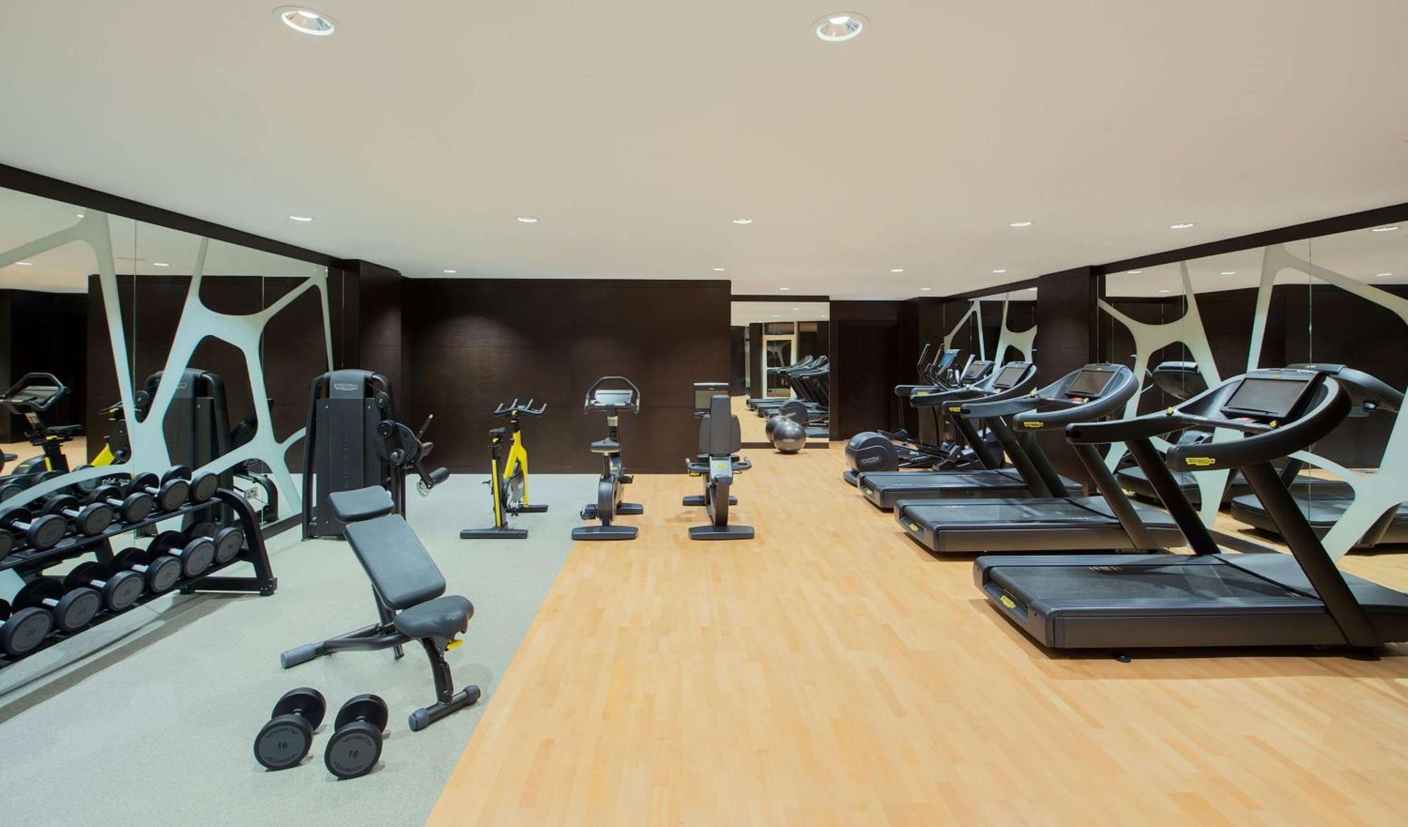 Doubletree By Hilton Doha - Al Sadd Ξενοδοχείο Εξωτερικό φωτογραφία The gym at the hotel