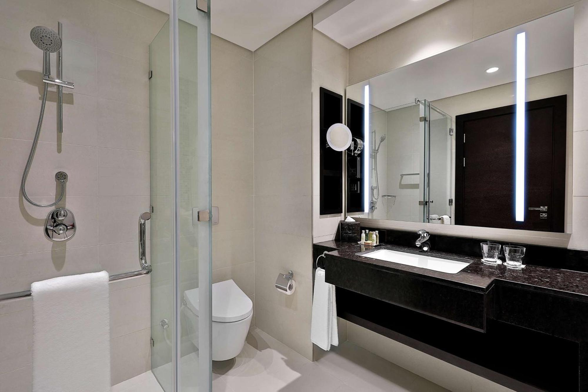 Doubletree By Hilton Doha - Al Sadd Ξενοδοχείο Εξωτερικό φωτογραφία Bathroom