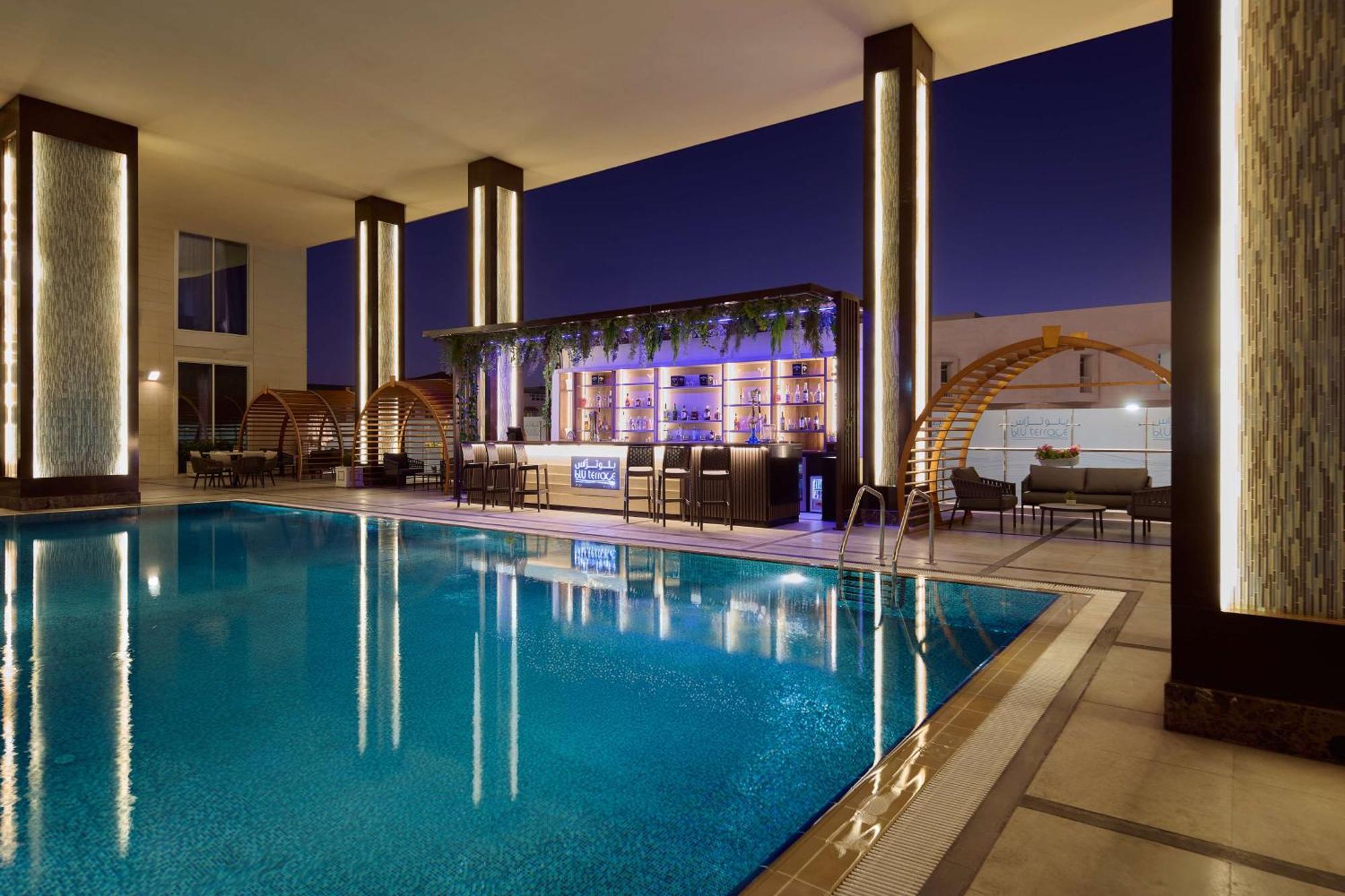 Doubletree By Hilton Doha - Al Sadd Ξενοδοχείο Εξωτερικό φωτογραφία The swimming pool at the hotel