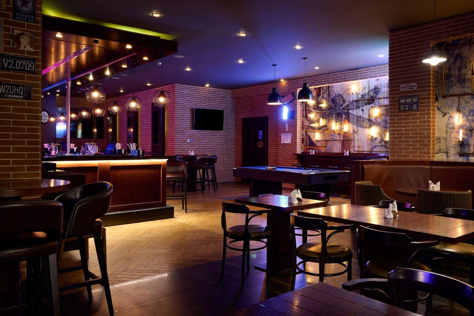 Doubletree By Hilton Doha - Al Sadd Ξενοδοχείο Εξωτερικό φωτογραφία The interior of a bar in Bangalore, India