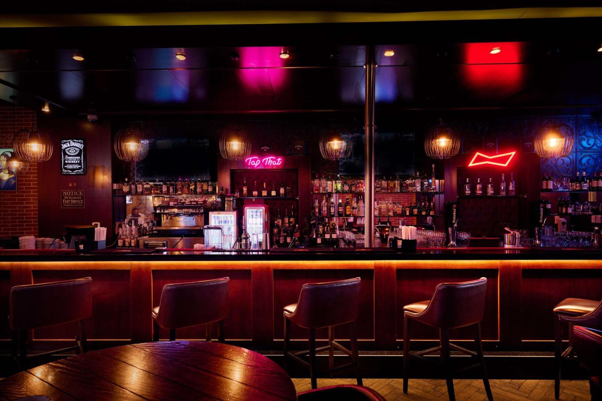 Doubletree By Hilton Doha - Al Sadd Ξενοδοχείο Εξωτερικό φωτογραφία The bar at the nightclub